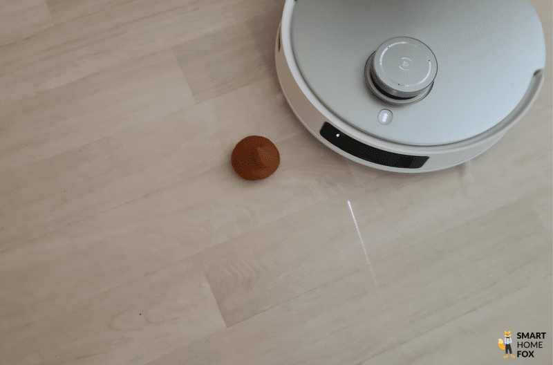 Der ECOVACS DEEBOT T20 OMNI umfährt ein flaches Hindernis im Test.
